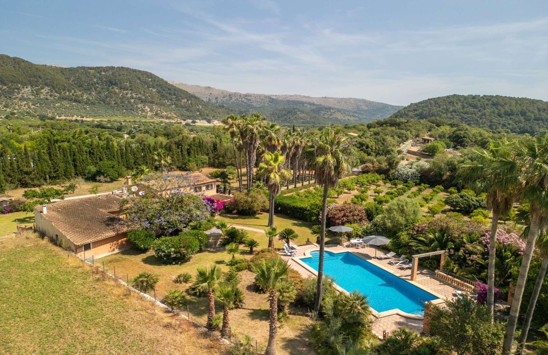 Charming Country Retreat near Campanet with Main House & Guesthouse